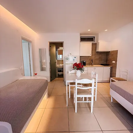 Crystal アパートホテル